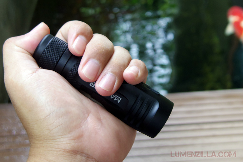 manker quinlan u11 flashlight in hand reverse grip
